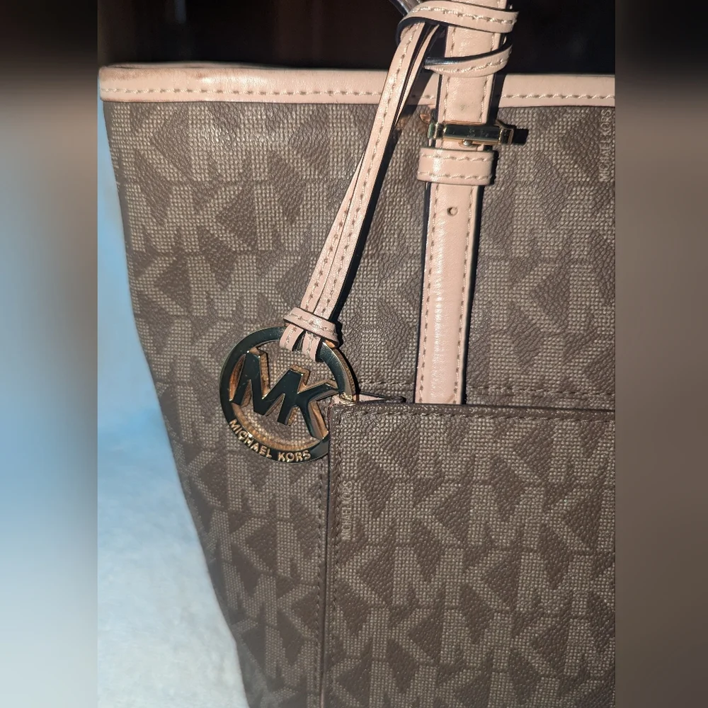 Michael Kors jet set tote bag. - Picture 5 of 15